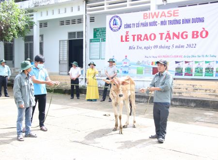 Đoàn viên thanh niên Phân Bón Hữu Cơ Con Voi trao tặng bò cho nông dân